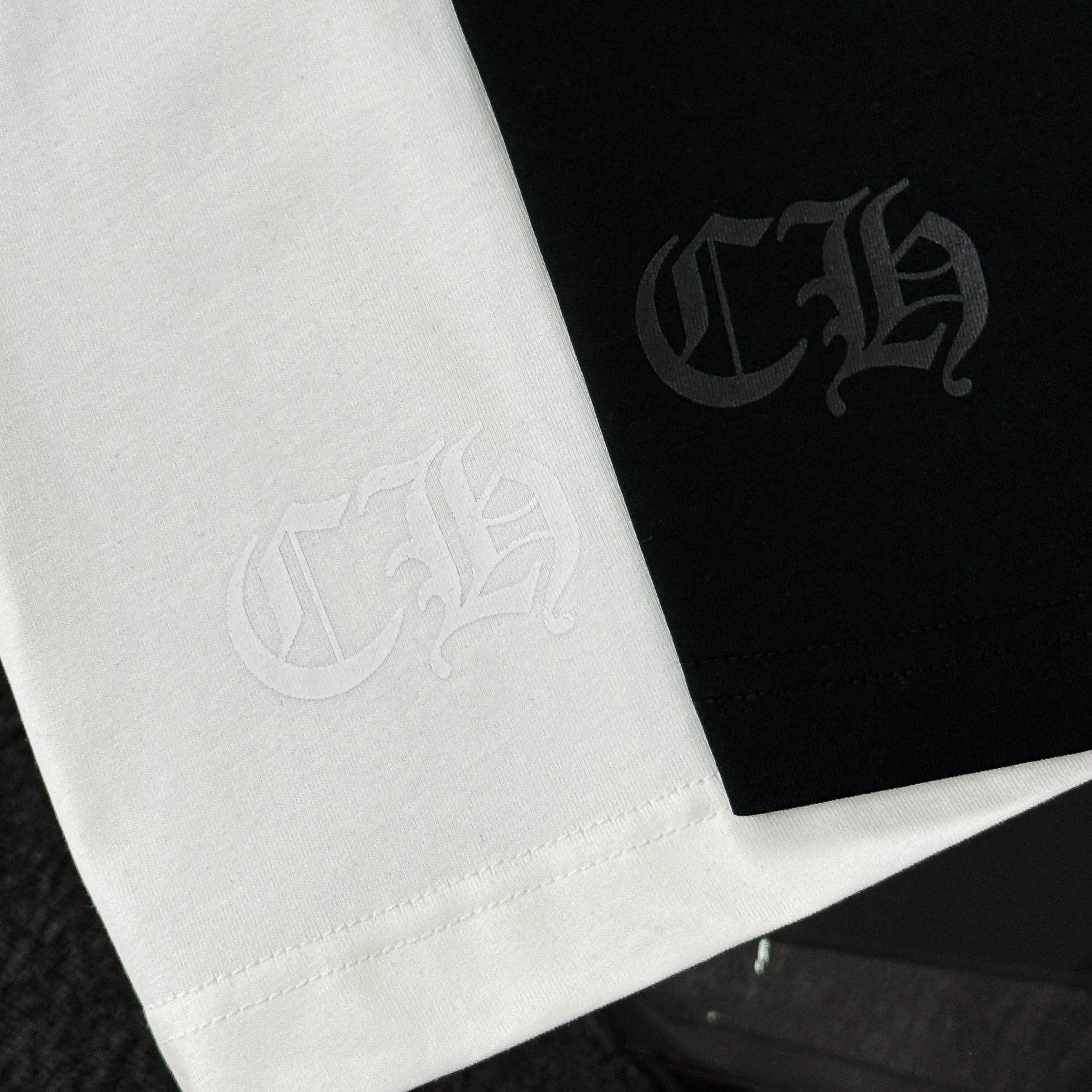 P170 Chrome Hearts 25 high-end versions. The fabric is made of 300 grams of high-density pure cotton. It does not deform or shrink. It has three labels. It is the same style for men and women. Technology: suede foaming + digital printing. Color: white, black. SIZE: S-XL.